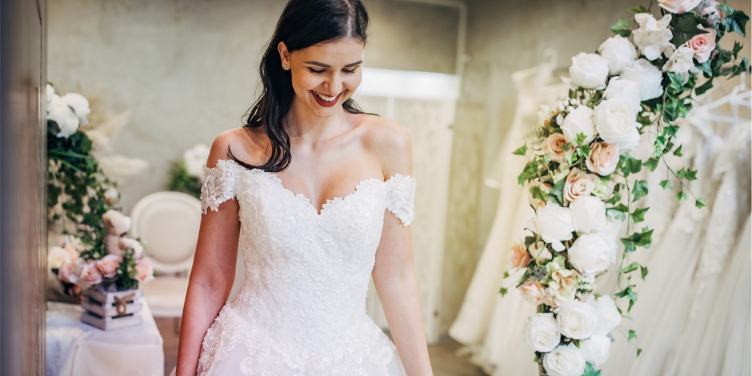 Ein junge Frau im Brautkleid symbolisiert das im Tivoli Garten zukünfig eine Brautmodegeschäft möglich wäre.