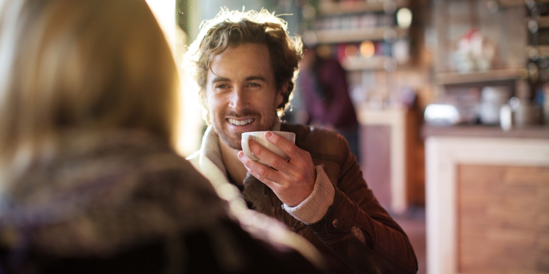 Ein junger Mann am Kaffee trinken symbolisiert das im Tivoli Garten zukünfig eine Café möglich wäre.