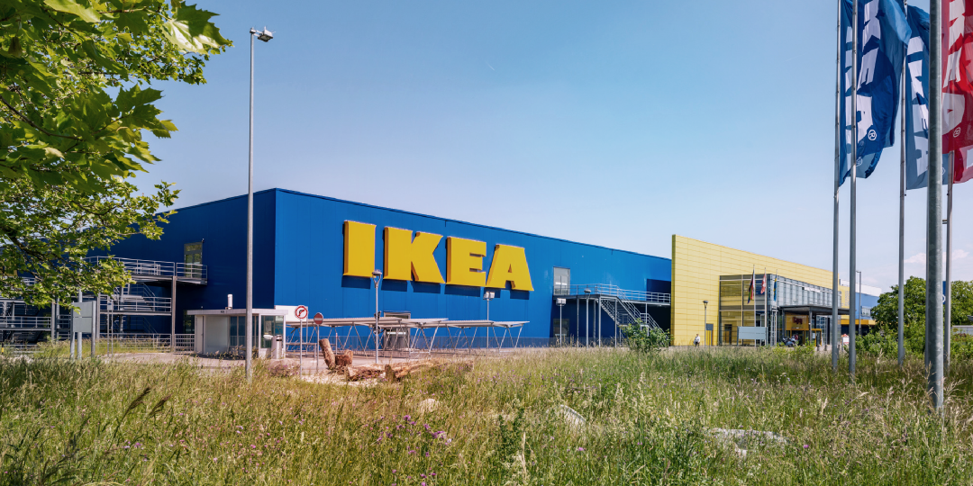 Aufnahme bei blauem Himmel des Ikea-Gebäudes, mit grossem gelben Schriftzug.